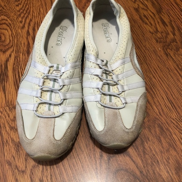 Sketchers size 10 leather shoes. Slip on super comfortable - Picture 4 of 12